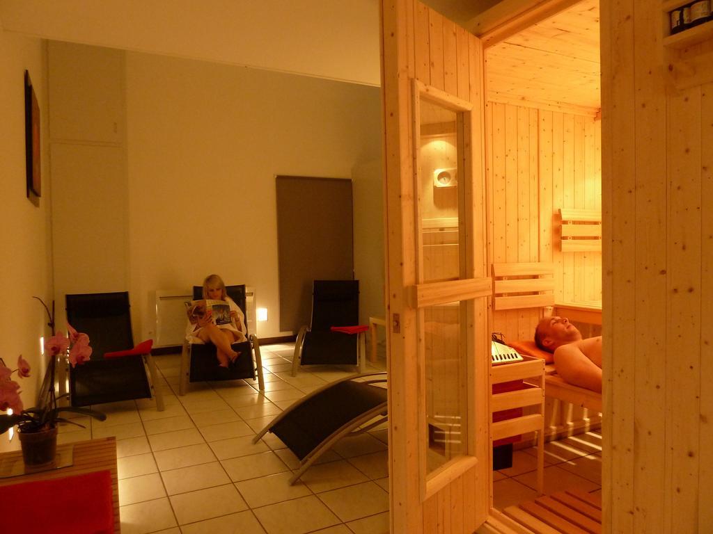 Logis Hotel Le France Villers le Lac Bagian luar foto