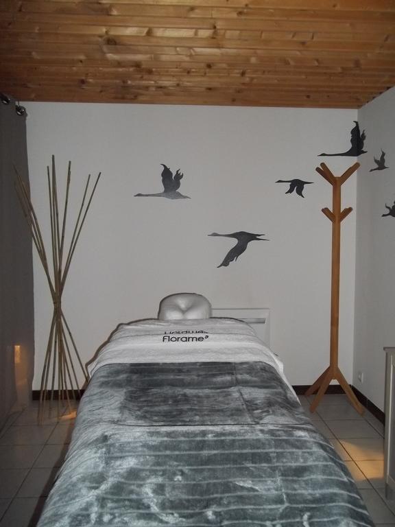 Logis Hotel Le France Villers le Lac Bagian luar foto