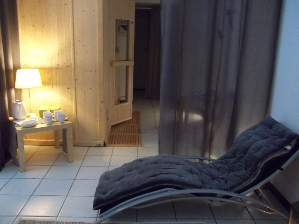 Logis Hotel Le France Villers le Lac Bagian luar foto
