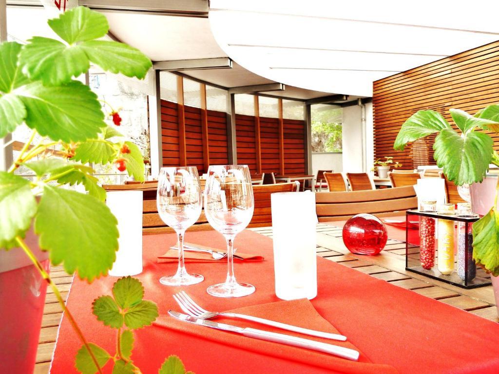 Logis Hotel Le France Villers le Lac Bagian luar foto