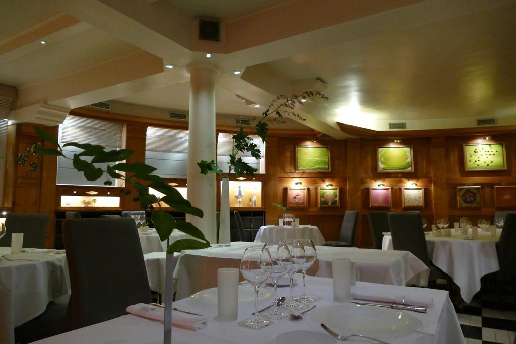 Logis Hotel Le France Villers le Lac Bagian luar foto