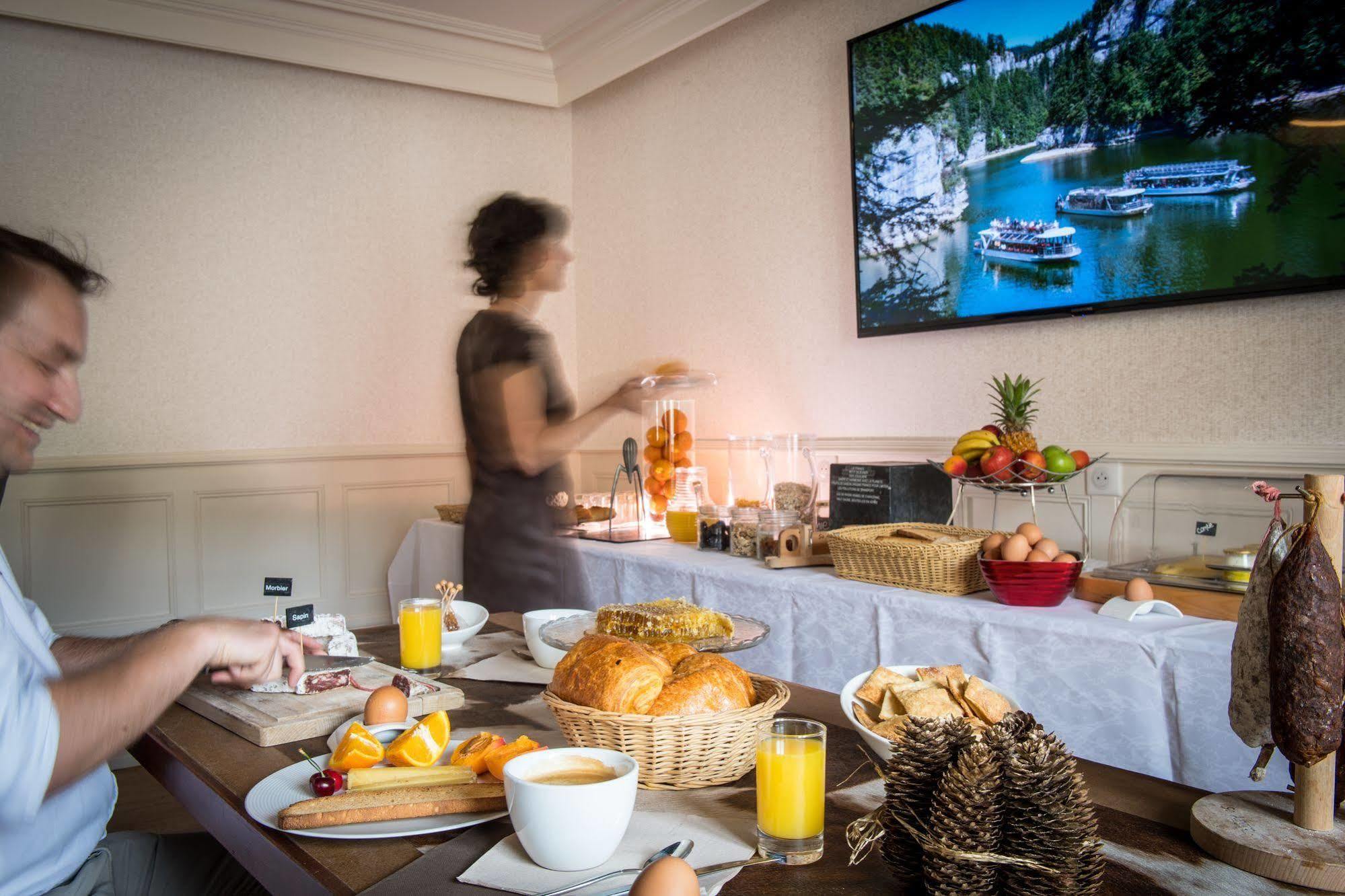 Logis Hotel Le France Villers le Lac Bagian luar foto